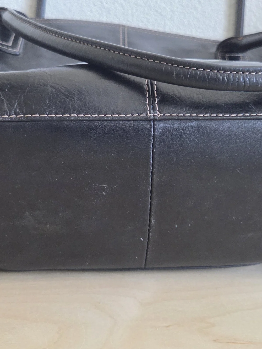 Fossil Black Leather Tote Bag with Contrast Stitching